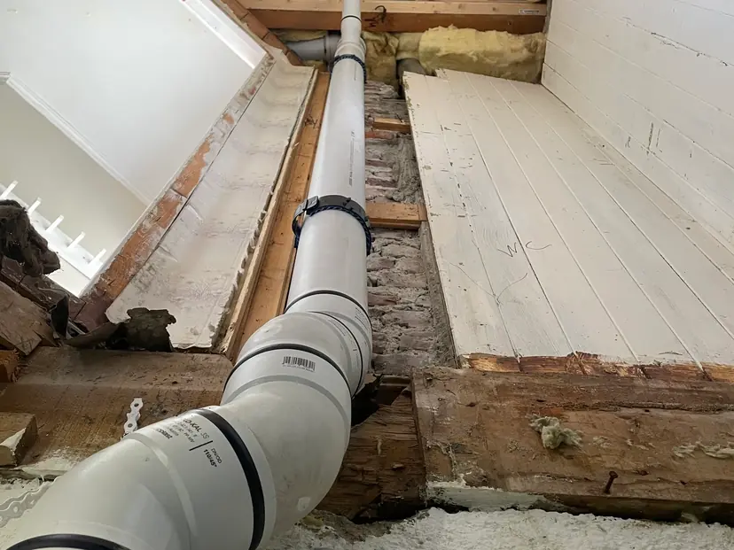 Avløpsrør montert i åpen sjakt under rehabilitering