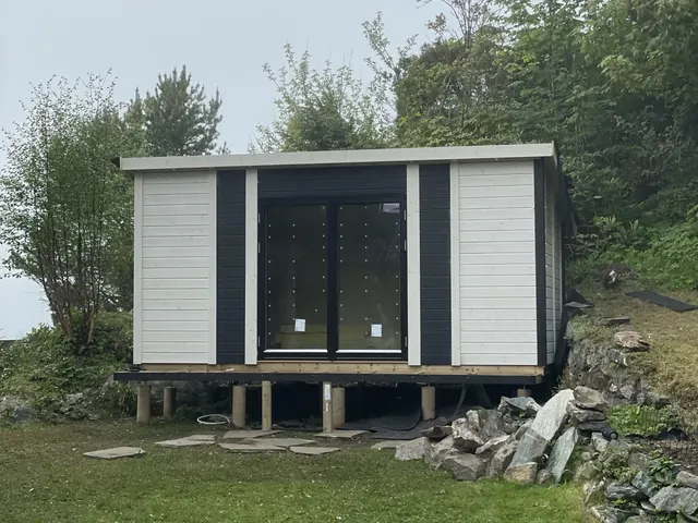 Mindre bygg på pilarer ferdigstilt i kupert terreng