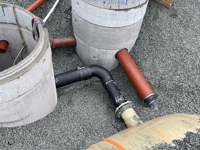Betongkummer med innstøpte rør for vann og avløp i utvendig VA-anlegg