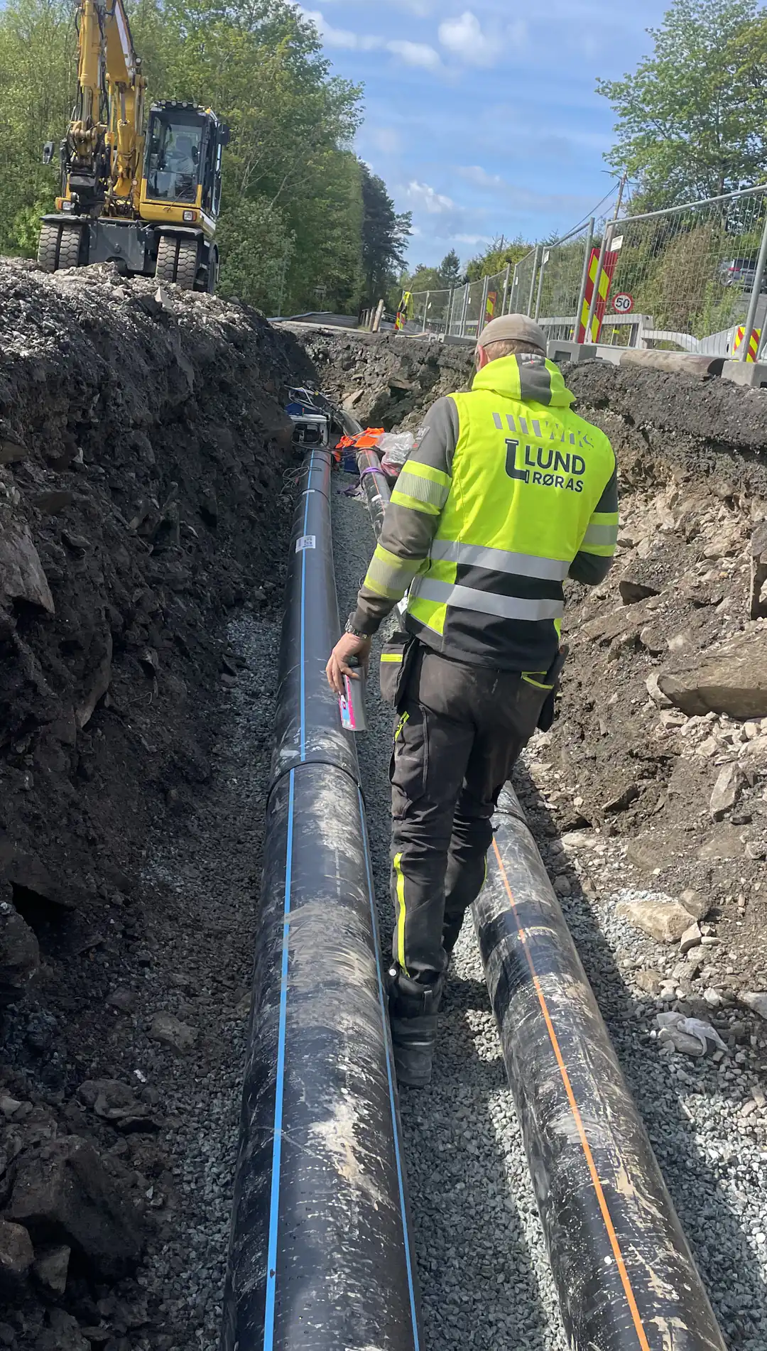Rørlegger fra Lund Rør legger VA-rør i grøft